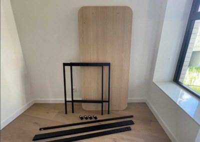 Montage et assemblage d'un bureau, 1